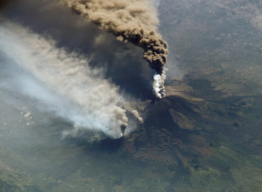 Etna_eruption_seen_from_the_International_Space_Station Этна
