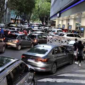 Нехватка бензина уже ощущается в Буэнос Айресе: закрытые станции, очереди и квоты