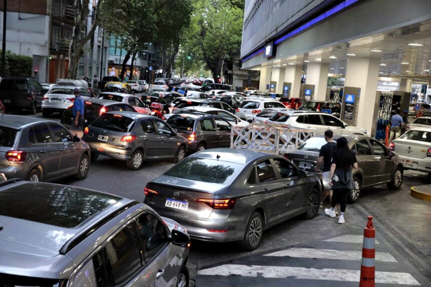 Нехватка бензина уже ощущается в Буэнос Айресе: закрытые станции, очереди и квоты Нехватка бензина уже ощущается в Буэнос Айресе: закрытые станции, очереди и квоты