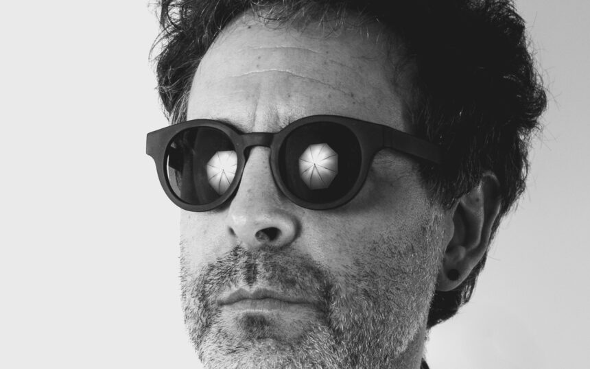 manso Жакаре Мансо (ручной алигатор) с альбомом «Эукалипто» в Кафе Берлин