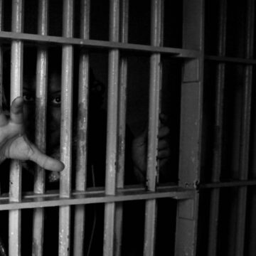 Двое заключенных сломали решетку и скрылись через дверь полицейского участка в Реколете, Буэнос-Айрес.