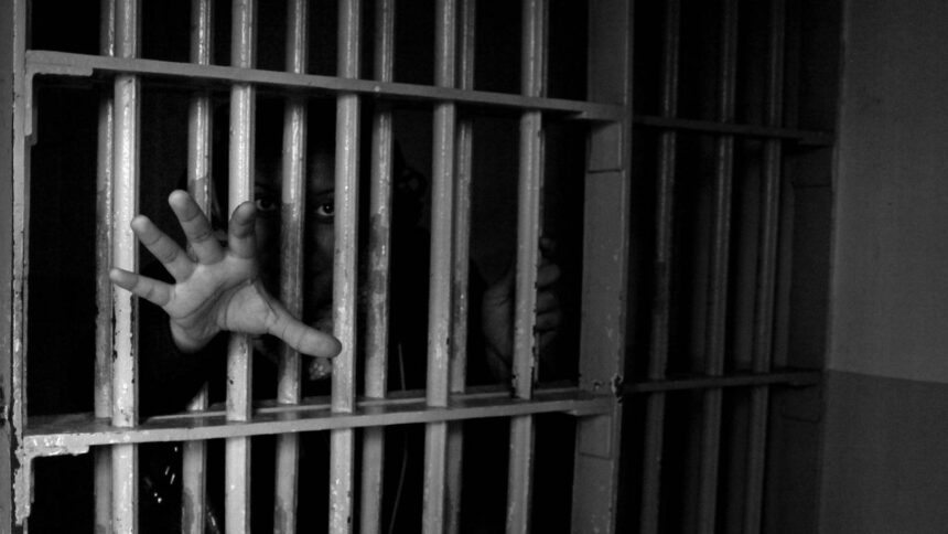 Двое заключенных сломали решетку и скрылись через дверь полицейского участка в Реколете, Буэнос-Айрес.