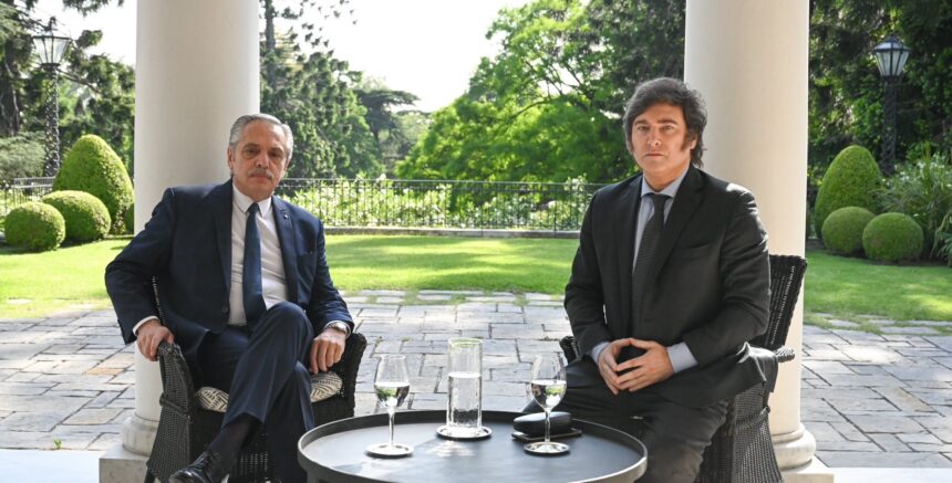 el_presidente Альберто Фернандес встретился с избранным президентом Хавьером Милеем в резиденции Оливос