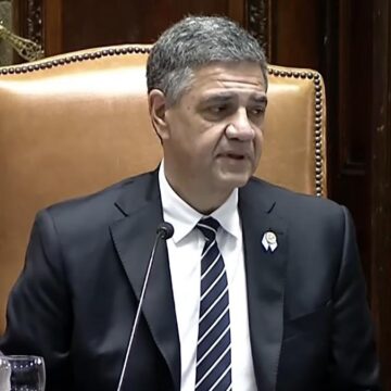 Joerge Macri Хорхе Макри приведен к присяге в качестве главы правительства города Буэнос Айрес и заявил, что будет работать «в одной команде» с национальным правительством