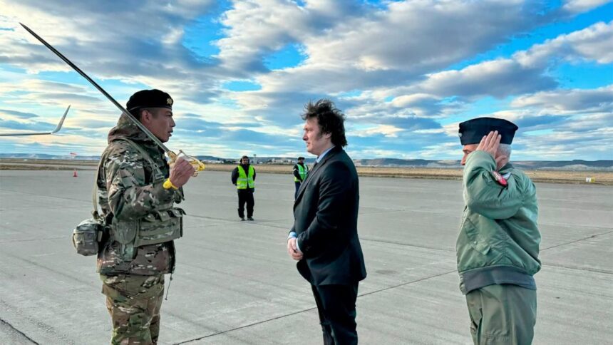 Президент Милей прибыл на базу Марамбио в Антарктиде