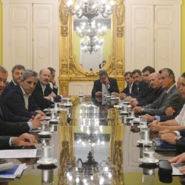 reunion Caputo Капуто подчеркнул, что «половина бюджетного дефицита находится в провинциях»