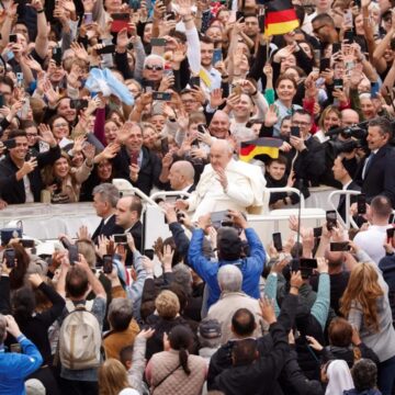 Пасхальное воскресенье: Франциск, очень активный и на борту папамобиля