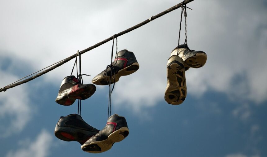 Городские мифы: что обозначает обувь, висящая на проводах?