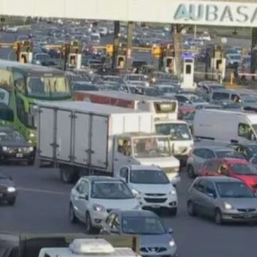 Хаос на дорогах и автомагистралях в связи с длинными выходными: пробки на платных дорогах