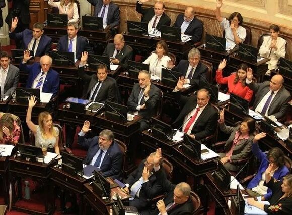Congreso фото Cadena3 В дополнение к 165% увеличению, сенаторы дали себе бонус
