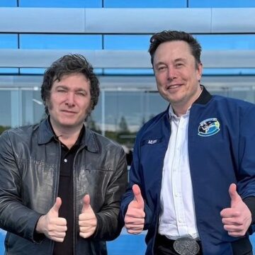 ХАВЬЕР МИЛЕЙ ВСТРЕТИЛСЯ С ЭЛОНОМ МАСКОМ НА ЗАВОДЕ TESLA