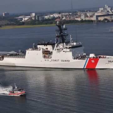 US coast guard Хавьер Милей приветствовал судно береговой охраны США для борьбы с незаконным рыболовством