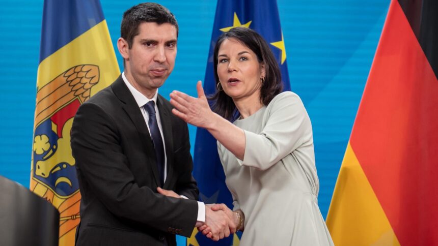 Михай Попшой и Анналена Бербок на встрече в Берлине