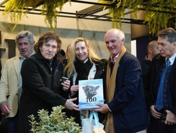 Милей в La Rural: «Мы собираемся отменить  налог País, а затем и удержания НДС»