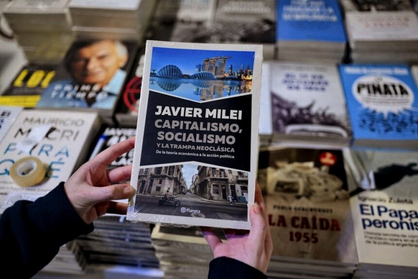 libro de Milei foto AFP Милей представит свою книгу 22 мая в Луна-Парке