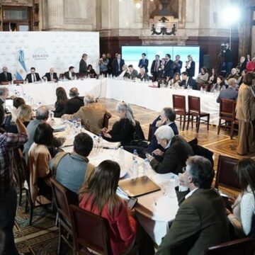 Правительство начинает переговоры с парламентскими группами о трудовой и политической реформе