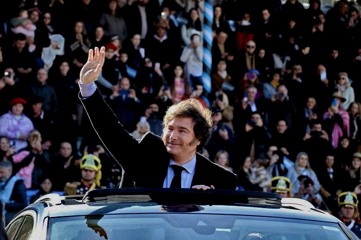 Javier Milei Sociedad Rural Argentina Аплодисменты Виктории Вильярруэль,Отсутствие губернаторов и мате с Хорхе Макри: Хавьера Милея за кулисами La Rural