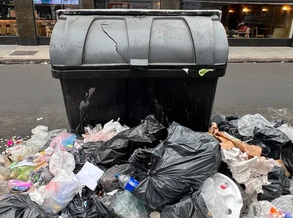 После вымогательства синдиката, Макри объявил, что контракт на вывоз мусора не будет выставлен на тендер