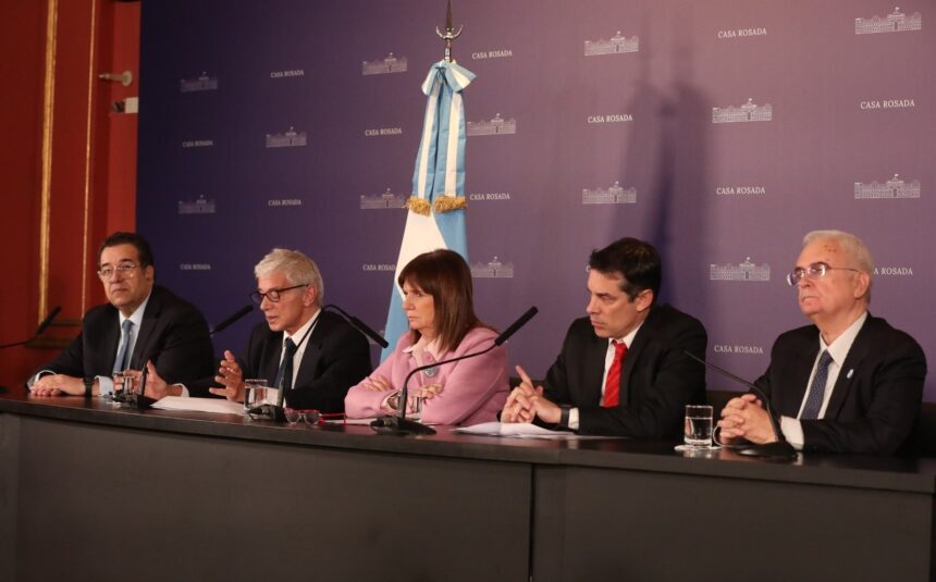 министры Patricia Bullrich и Mariano Cúneo Libarona (фото архив) Правительство представило законопроект о заочном суде по тяжким преступлениям