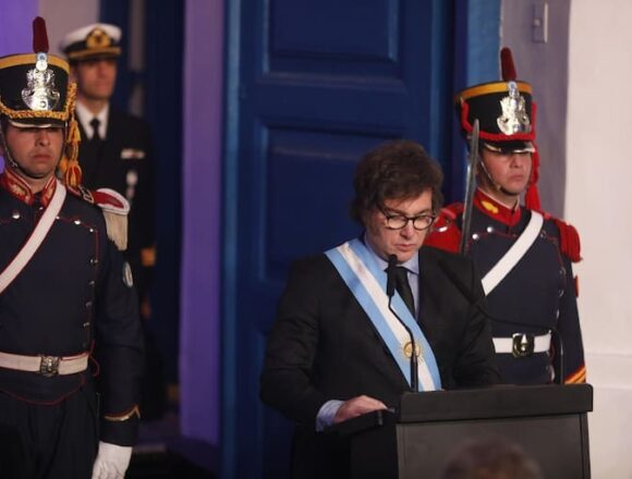 Хавьер Милей и 18 губернаторов подписали Майский Пакт: «То, что это возможно сегодня, несомненно, является символом смены эпохи» Хавьер Милей и 18 губернаторов подписали Майский Пакт: «То, что это возможно сегодня, несомненно, является символом смены эпохи»