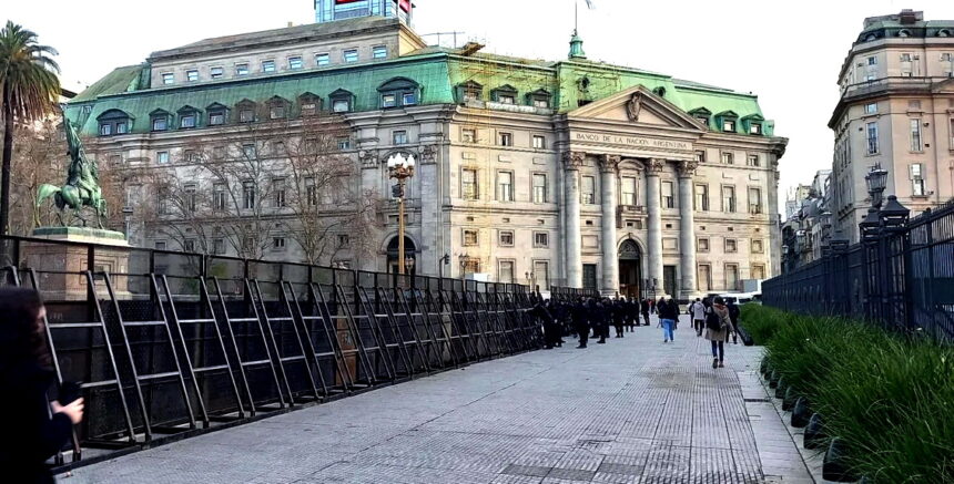 Пласа-де-Майо огорожена в рамках подготовки к шествию Сан-Кайетано