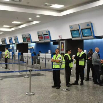 paro Aerolíneas Argentinas Стурценеггер выступил против пилотов: «Они бастуют, потому что им не дали места в бизнес-классе»