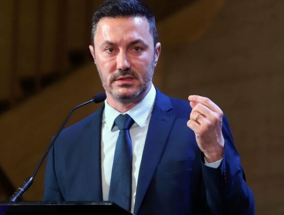 Luis Petri ministro de Defensa de La Nación foto Cadena3 Петри заявил, что сотрудник назваший Мальвинские острова «Фолклендами», будет уволен