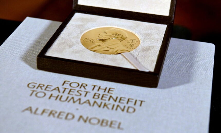 Premio Nobel foto: Angela Weiss-REUTERS Нобелевская премия по медицине 2024 года присуждена американцам Виктору Амбросу и Гэри Рувкуну
