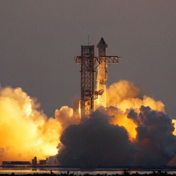 SpaceX успешно осуществил пятый запуск Starship и достиг цели посадки после исторического захвата ракеты-носителя