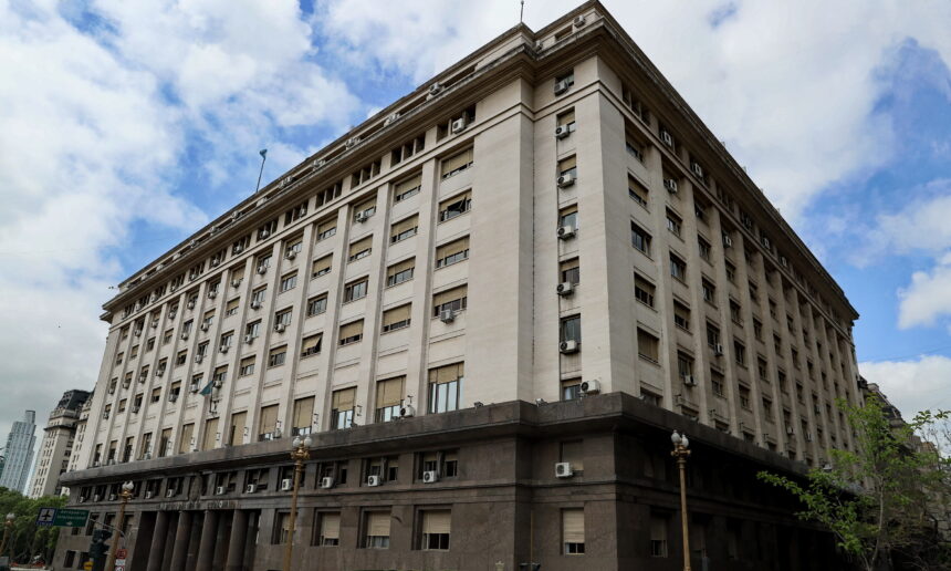 Правительство распустило три целевых фонда (кто они)