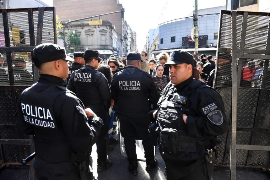 policía  Foto: Agencia Noticias Argentinas Около 200 обысков на складах «Мантерос» в районе Once Буэнос-Айреса