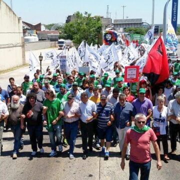 Более 500 перекрытий дорог по всей стране в рамках забастовки транспортников и учителей