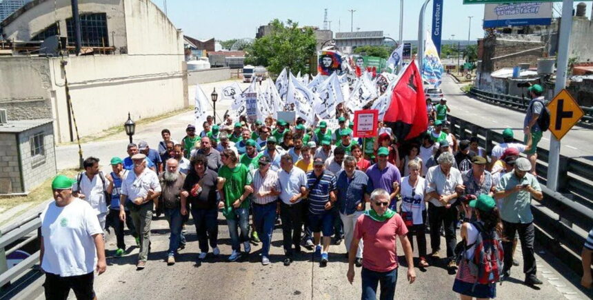 Более 500 перекрытий дорог по всей стране в рамках забастовки транспортников и учителей