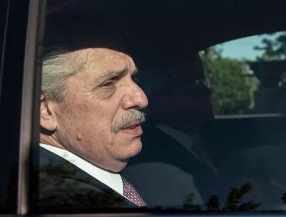 Альберто Фернандес дает показания в Comodoro Py по делу о страховых компаниях