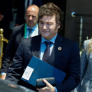 Javier Milei en G20 Foto EFE В разгар двусторонней напряженности Милей и Лула да Силва обменялись холодным приветствием в начале саммита G20