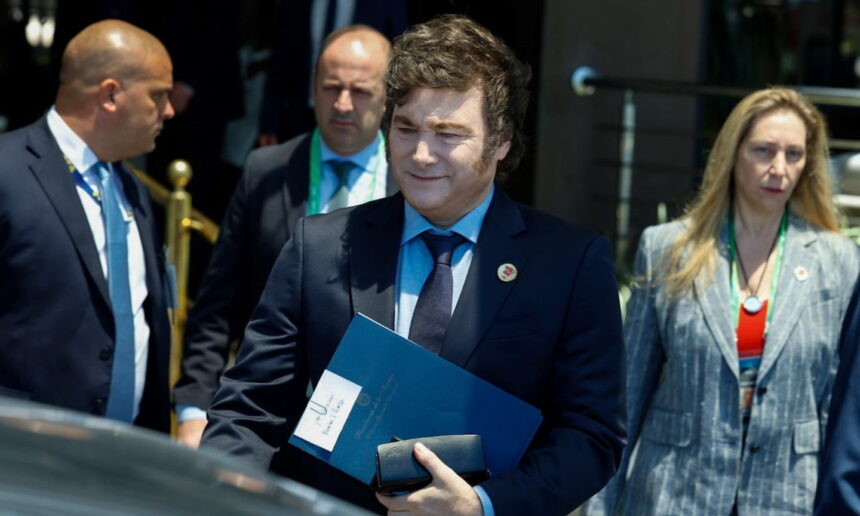 Javier Milei en G20 Foto EFE В разгар двусторонней напряженности Милей и Лула да Силва обменялись холодным приветствием в начале саммита G20
