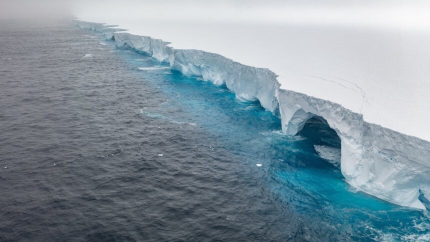 El iceberg A23a Foto AFP Гигантский айсберг A23a: Самый большой в мире ледяной гигант откололся от Антарктиды