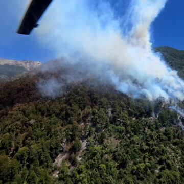 Пожар в Лос-Мансанос: Огонь усиливается из-за сильного ветра
