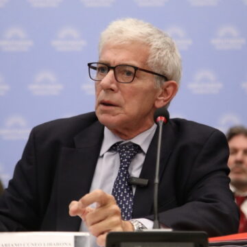 Правительство сместило главу ОФИ (роскошные поездки и политические разногласия)