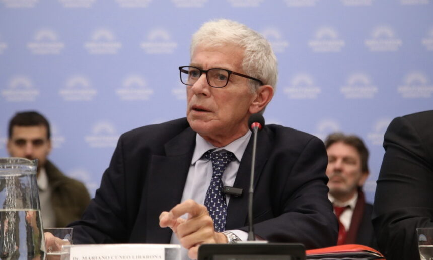 Правительство сместило главу ОФИ (роскошные поездки и политические разногласия) Правительство сместило главу ОФИ (роскошные поездки и политические разногласия)