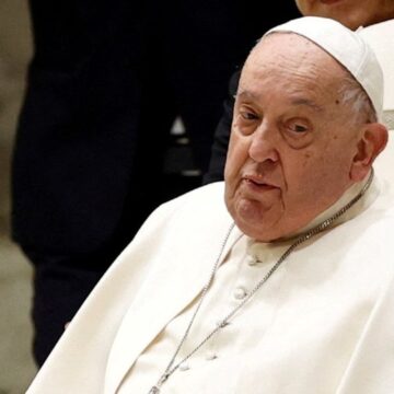 Ватикан сообщает, что Папа Франциск госпитализирован с легочной инфекцией