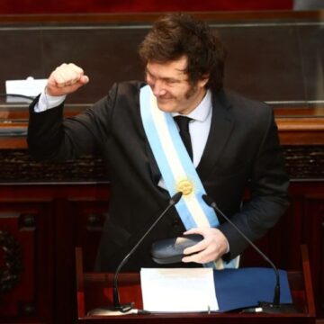 Javier Milei en el Congreso foto Getty Images Новый закон об иммиграции 2025: Плата за услуги и депортация иностранцев