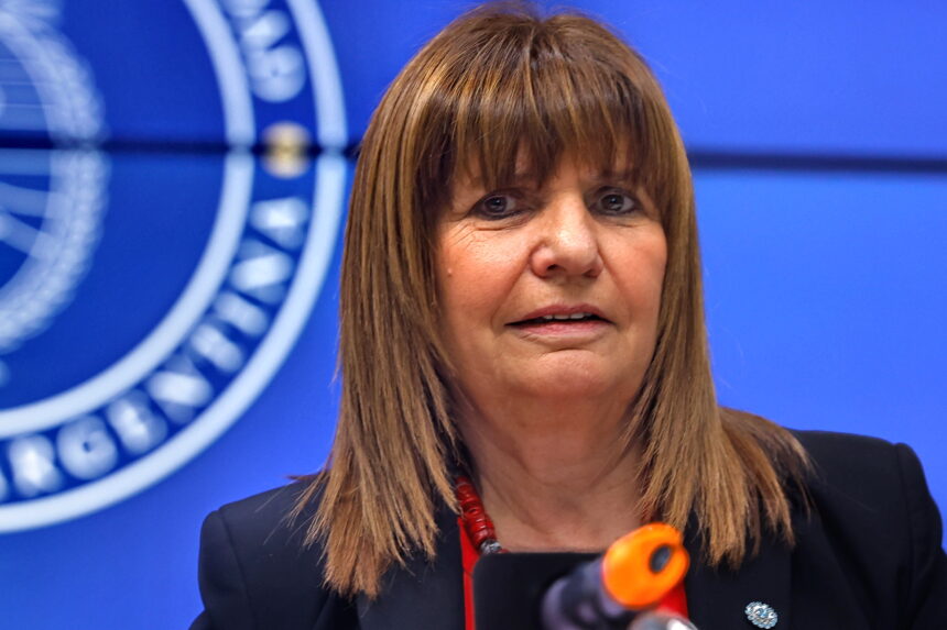 Patricia Bullrich  foto: EFE - Juan Ignacio Roncoroni Правительство Аргентины наносит ответный удар: обвинения против судьи, депортации и уголовные дела после протестов
