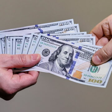 Утечка долларов из банков Аргентины: куда уходят депозиты?
