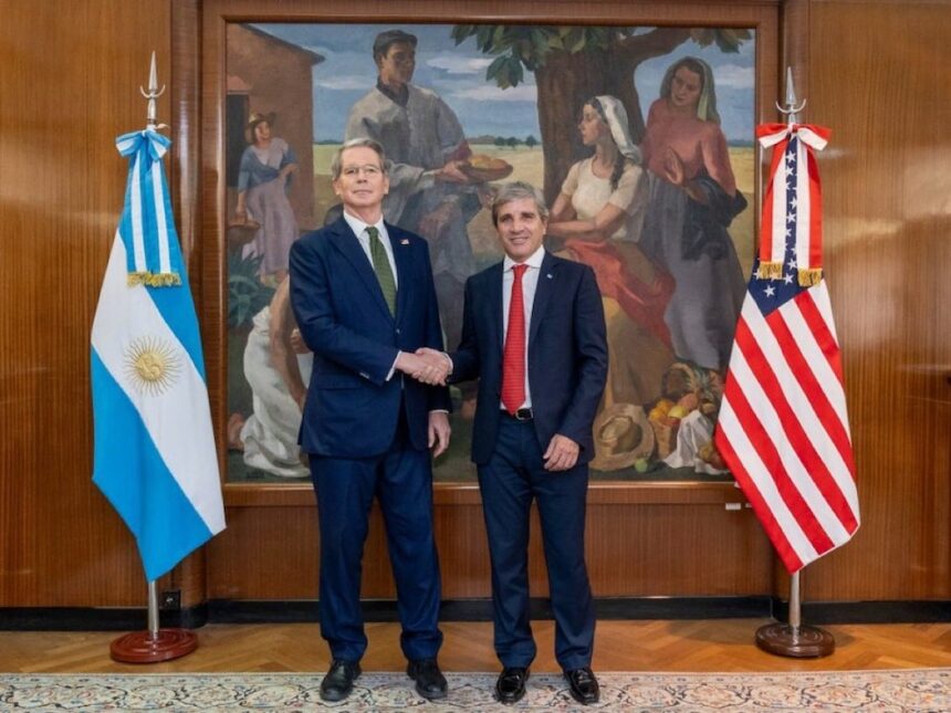 Scott Bessent con Luis Caputo en el Palacio de Hacienda США готовы поддержать Аргентину кредитом в случае внешнего шока: заявление министра финансов
