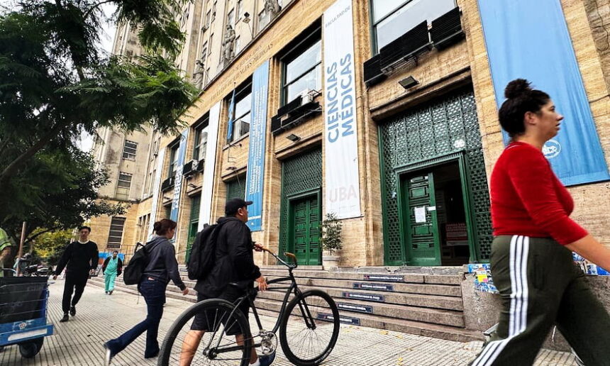 la Facultad de Ciencias Medicas de la UBA foto Ricardo Pristupluk Забастовка преподавателей университетов Аргентины: почему в протесте не участвуют все факультеты