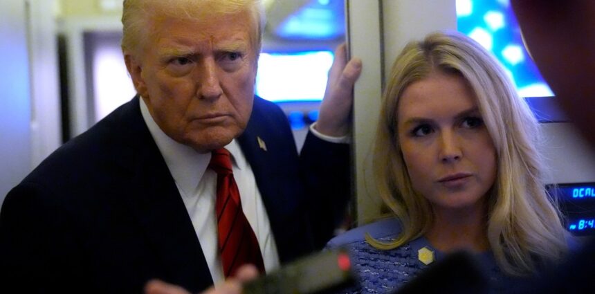 Дональд Трамп и Кэролайн Ливитт foto Mark Schiefelbein AP Photopicture alliance Реакция на объявление Путина: Трамп требует постоянного перемирия в Украине