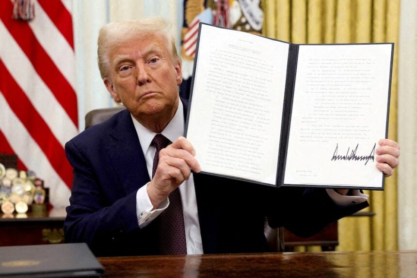 Donald Trump (REUTERS - Kevin Lamarque) Дональд Трамп угрожает 50% тарифами на товары ЕС с 1 июня 2025