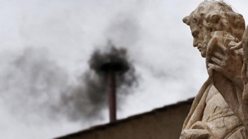 Из трубы Сикстинской капеллы вновь пошел черный дым