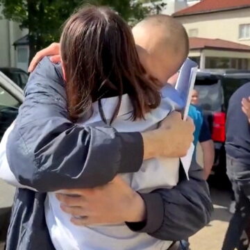 Tijanovski y su esposa Tijanovskaya (via REUTERS) Беларусь освободила 14 политических заключенных, включая лидера оппозиции Сергея Тихановского